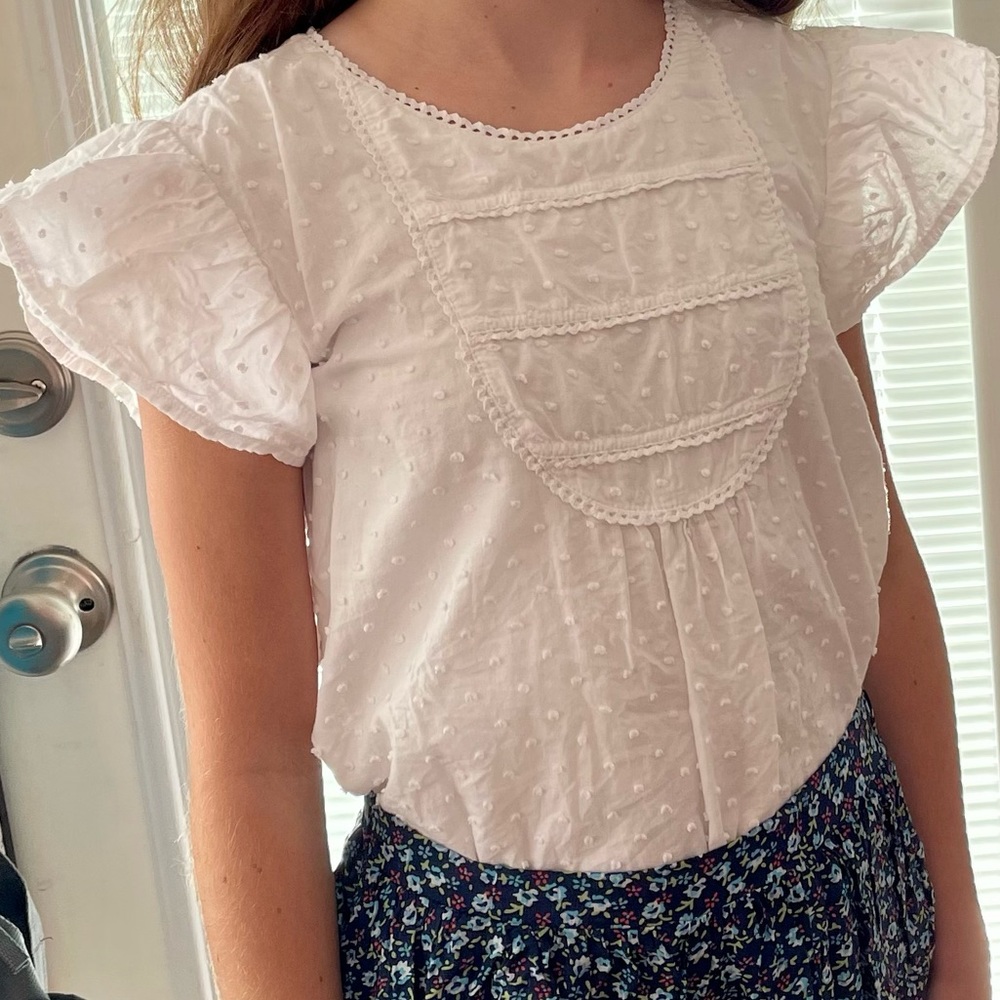 Wildflowers white Swiss dot ruffle flutter sleeve top, pastel buttons- Sz 12